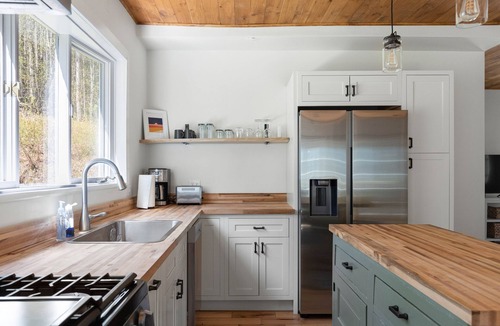 Moretown Cottage | Cheerful Mountain Cottage