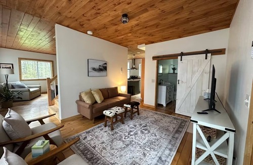 Moretown Cottage | Cheerful Mountain Cottage