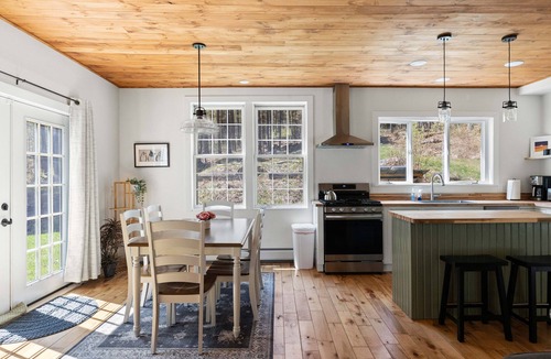 Moretown Cottage | Cheerful Mountain Cottage