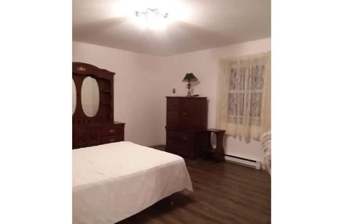 New Kingston Cottage | Cheerful mountain duplex!