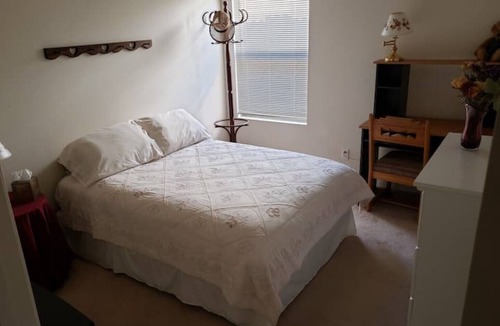 Paradise Hills Civic House | Cheerful NM style home with indoor fireplace