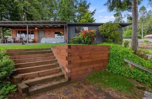 Tillicum Cabin | Cheerful ocean front 3 bedroom cabin