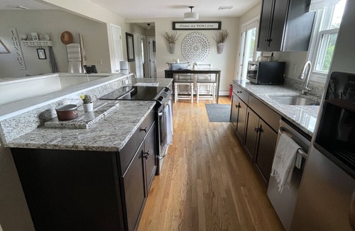 Litchfield House | Cheerful PET FRIENDLY Home