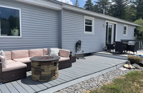 Litchfield House | Cheerful PET FRIENDLY Home