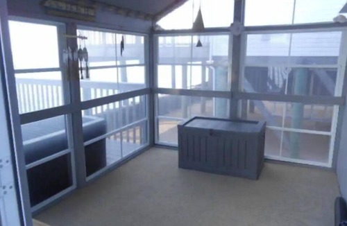 Downe House | Cheerful & Relaxing Beach House