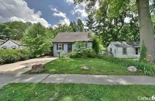 Overland House | Cheerful residential house with all yours needs.