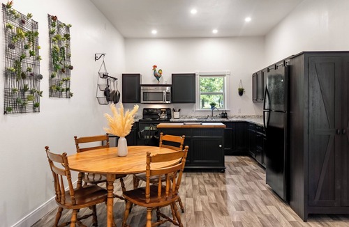 Greenville House | Cheerful Retreat on 8 acres