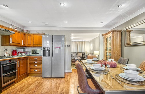 Wooburn House | Cheerful river front town house with parking