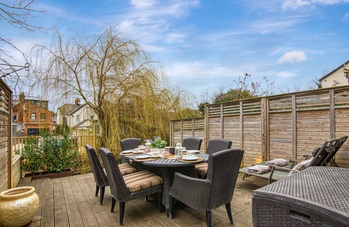 Wooburn House | Cheerful river front town house with parking