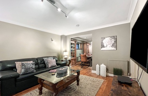 Wooburn House | Cheerful river front town house with parking