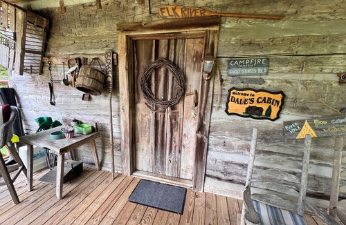 Fayetteville Cabin | Cheerful Riverfront Retreat