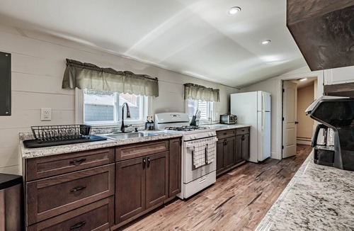 Sebago Cottage | Cheerful Single Level Home w/Shared Beach on Sebago Lake!