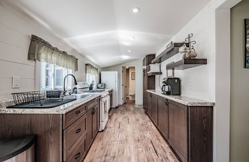 Sebago Cottage | Cheerful Single Level Home w/Shared Beach on Sebago Lake!