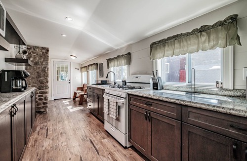 Sebago Cottage | Cheerful Single Level Home w/Shared Beach on Sebago Lake!