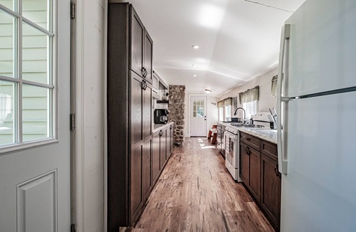 Sebago Cottage | Cheerful Single Level Home w/Shared Beach on Sebago Lake!