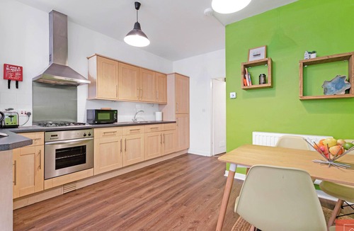 Newhaven Apartment | Cheerful Stays: Spacious main door flat in Leith