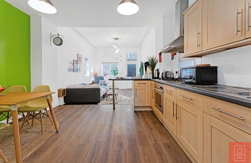 Newhaven Apartment | Cheerful Stays: Spacious main door flat in Leith
