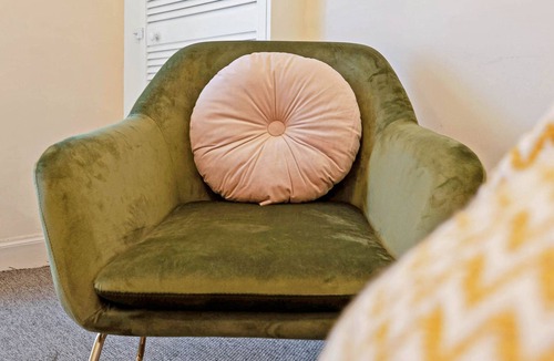 Newhaven Apartment | Cheerful Stays: Spacious main door flat in Leith