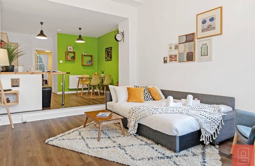 Newhaven Apartment | Cheerful Stays: Spacious main door flat in Leith