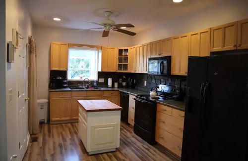 Willoughby Spit Cottage | Cheerful three bedroom cottage - easy beach access