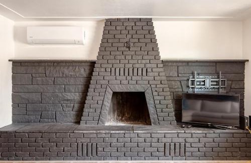 Redding House | Cheerful Three Bedroom with a Fireplace