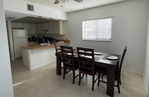 Imperial Point House | Cheerful townhouse with pool, near beach