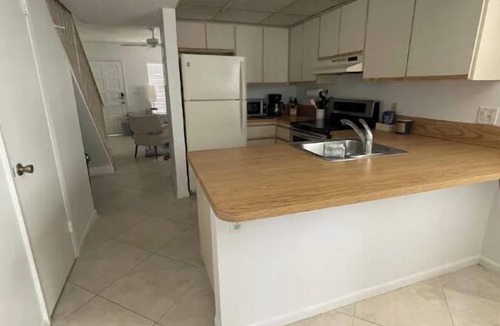 Imperial Point House | Cheerful townhouse with pool, near beach