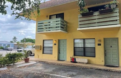 Imperial Point House | Cheerful townhouse with pool, near beach