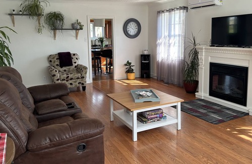 Salmon River House | Cheerful Two Bedroom Country Home
