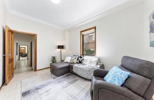 Lewisham Apartment | Cheerful Two Bedroom house