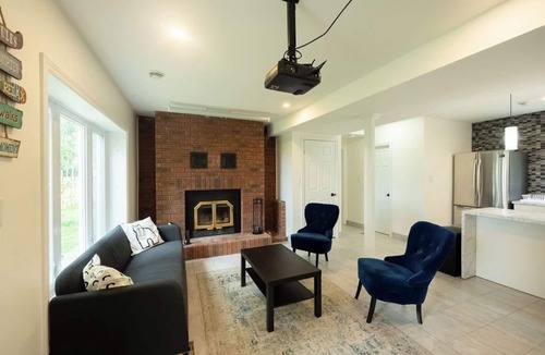 Severn Cottage | Cheerful Water Front 5-Bedroom with Fireplace