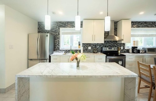 Severn Cottage | Cheerful Water Front 5-Bedroom with Fireplace