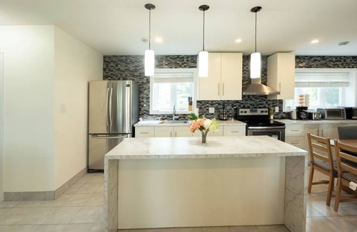 Severn Cottage | Cheerful Water Front 5-Bedroom with Fireplace