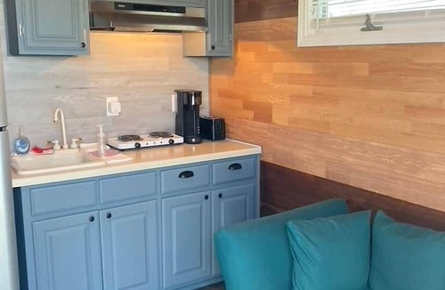 Lockhart House | Cheerfull 1-bedroom Tinyhouse “Surf Shack”