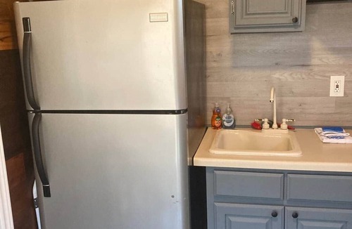 Lockhart House | Cheerfull 1-bedroom Tinyhouse “Surf Shack”