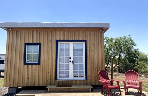 Lockhart House | Cheerfull 1-bedroom Tinyhouse “Surf Shack”