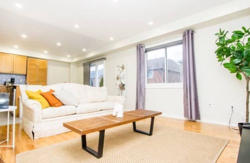 Newmarket House | Cheerfull 3-Bedroom Home in Newmarket