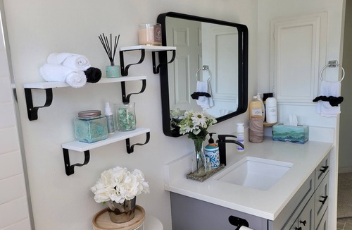 Covington House | Cheery and inviting room in Kent