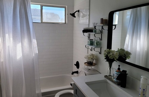 Covington House | Cheery and inviting room in Kent