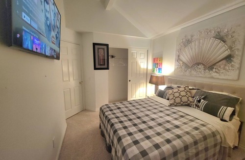 Covington House | Cheery and inviting room in Kent