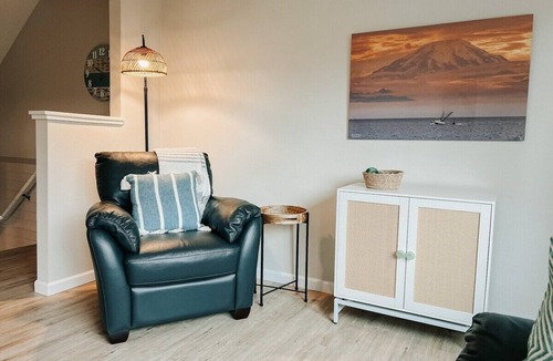 Kenai House | Cheery Coastal-Themed Condo