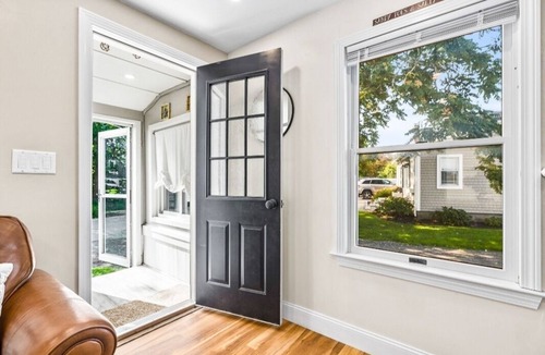 Humarock House | Cheery home! .5m walk to beach, shops, restaurants, & river steps away!