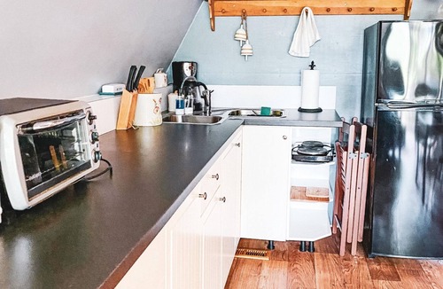 Colonial Beach Cabin | Cheery, Peaceful Water Front Cabin on Winery Grounds