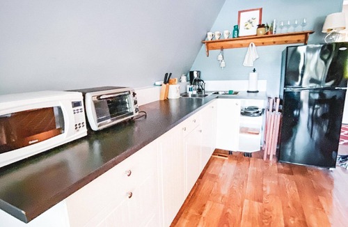 Colonial Beach Cabin | Cheery, Peaceful Water Front Cabin on Winery Grounds