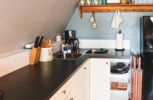 Colonial Beach Cabin | Cheery, Peaceful Water Front Cabin on Winery Grounds