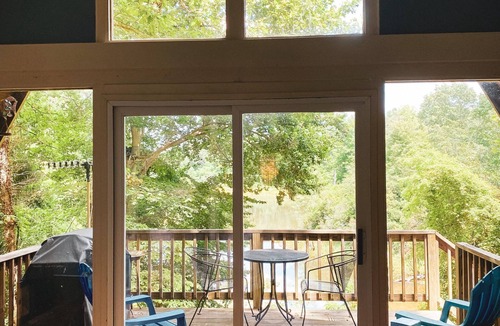 Colonial Beach Cabin | Cheery, Peaceful Water Front Cabin on Winery Grounds