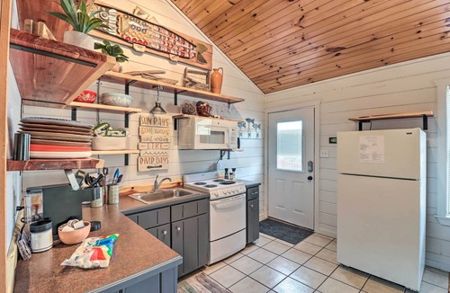 Mountain View Apartment | Cheery Pet-Friendly Studio w/Shared Fire Pit