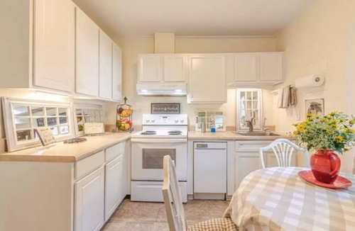 Wicomico Church Cottage | Cheery Waterfront Cottage w/Boat Dock