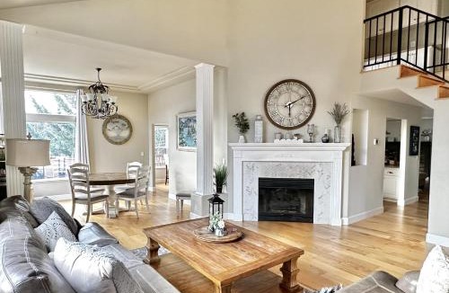 Medford House | Chef's Kitchen Pool Bright, Spacious 4 Bed