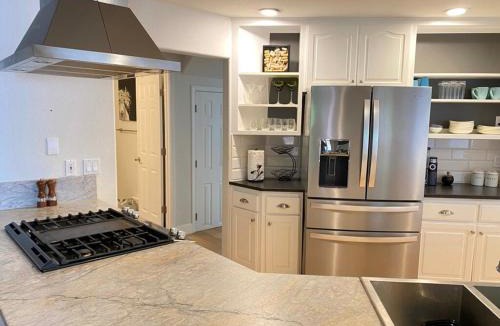 Medford House | Chef's Kitchen Pool Bright, Spacious 4 Bed